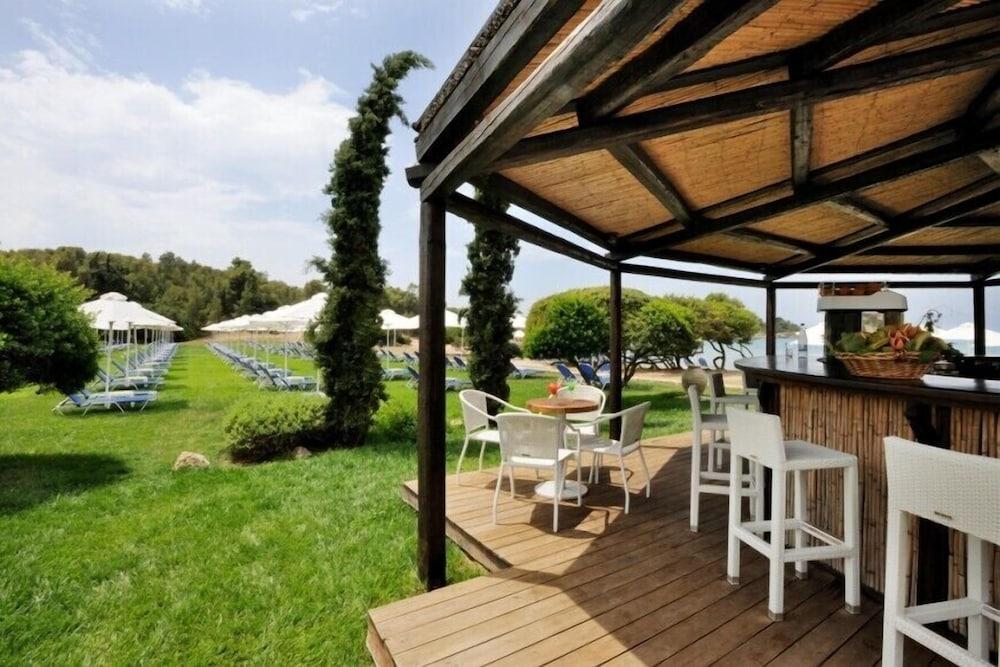 Aks Hinitsa Bay Resort