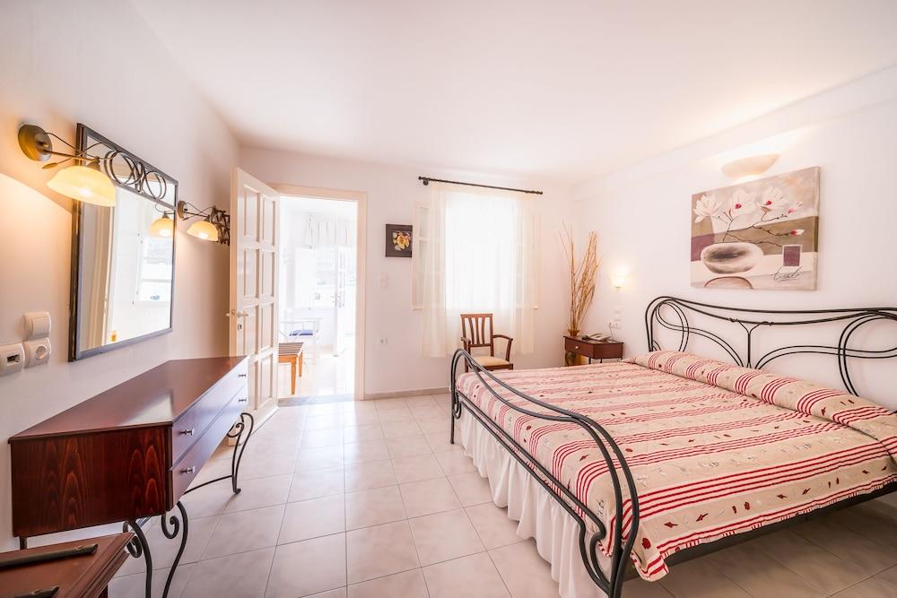 Vardia Bay 3* Karavostasis (Folegandros)