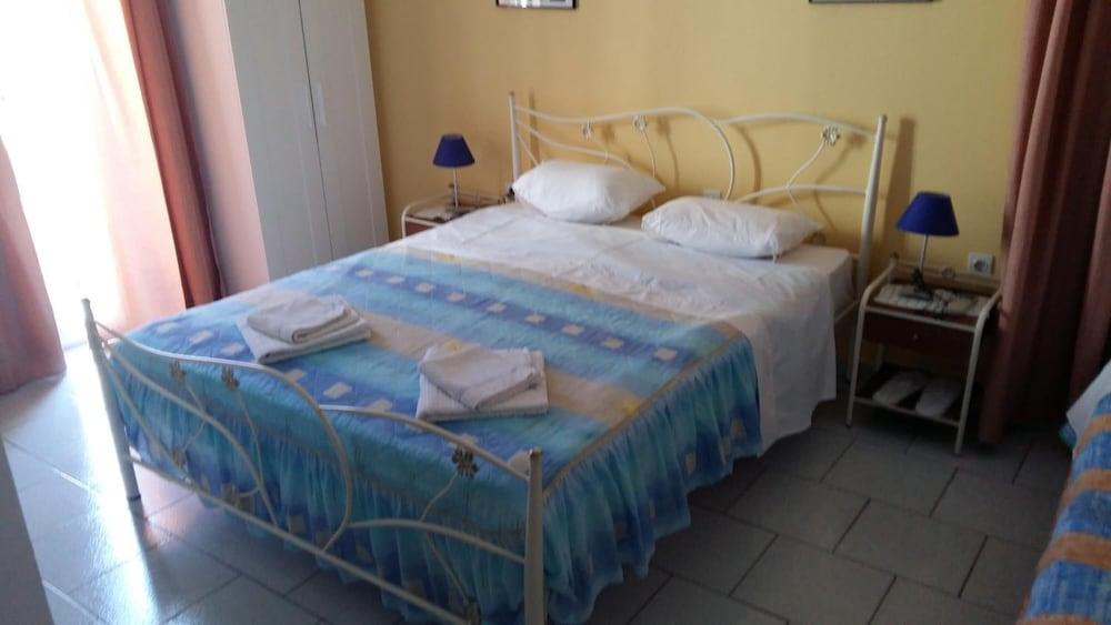 Mimoza Adamantas (Milos)