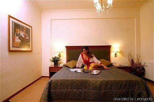 Atrium & Jacuzzi Athens