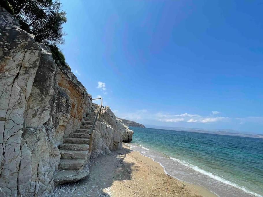 Breathtaking Oceanfront View & Private Apartment