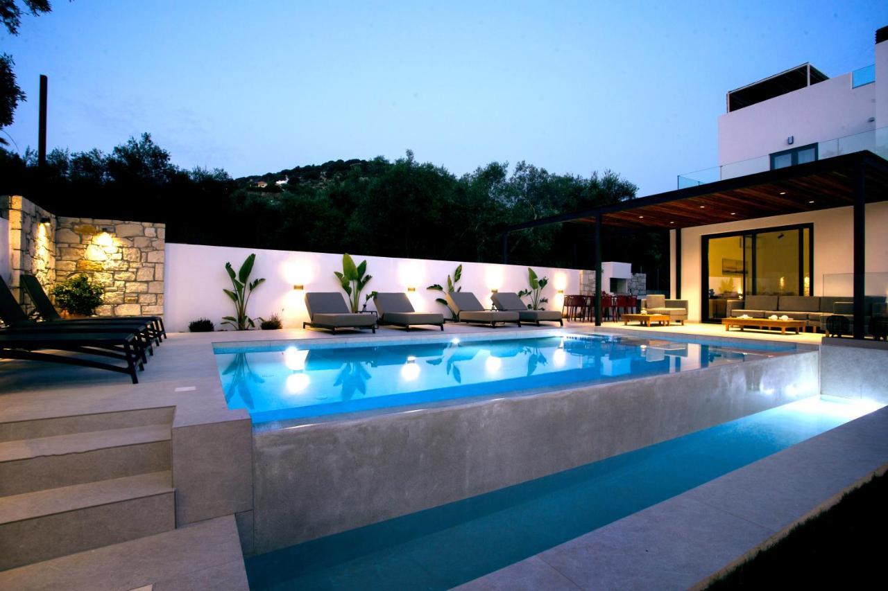 Villa Avrilia Seaside Heated Pool *