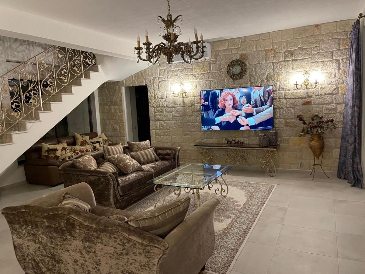 Aurelia Villa