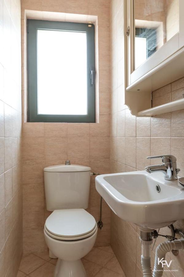 Jacuzzi - In Riviera Apartment Athens