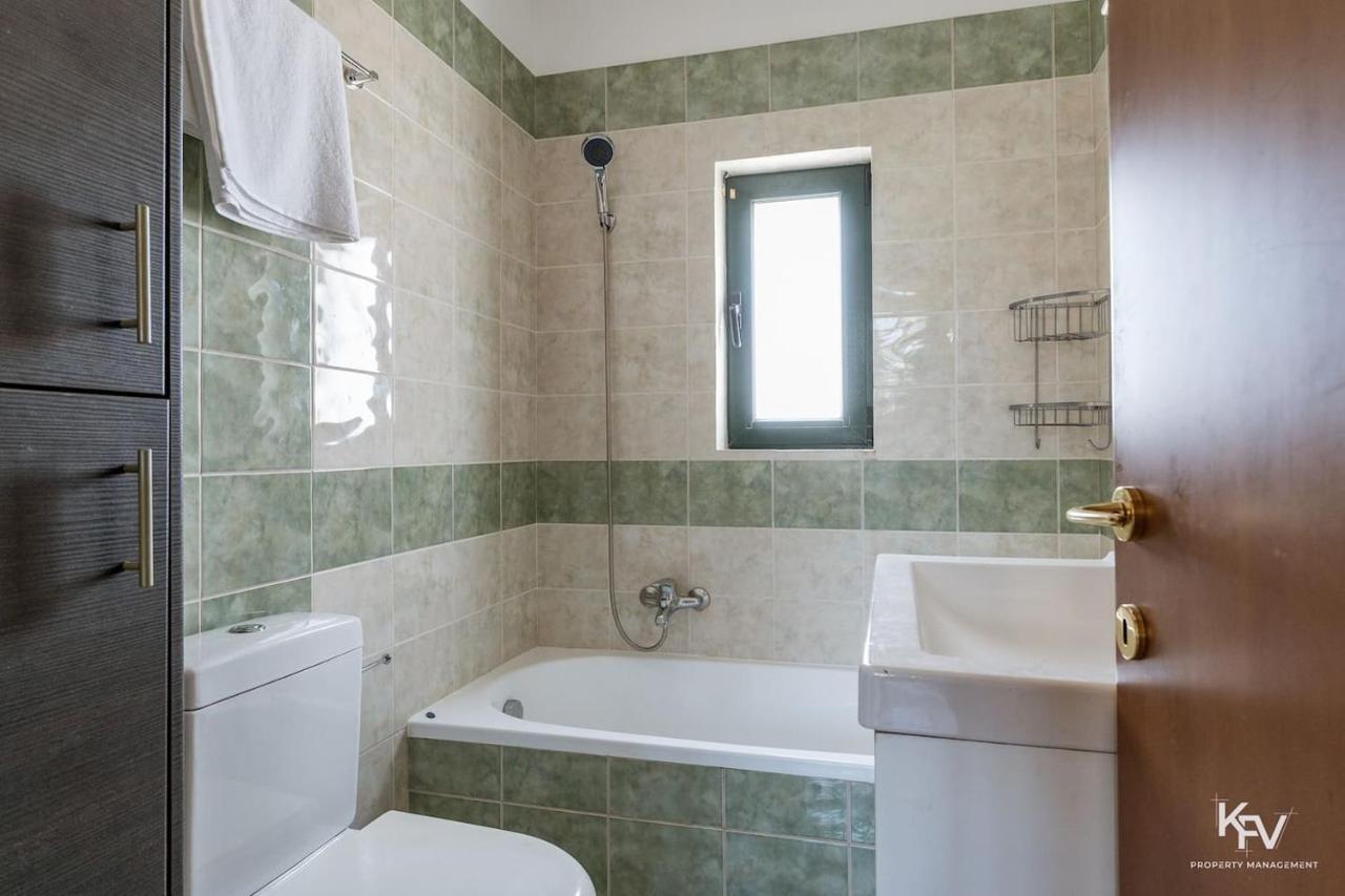 Jacuzzi - In Riviera * Athens