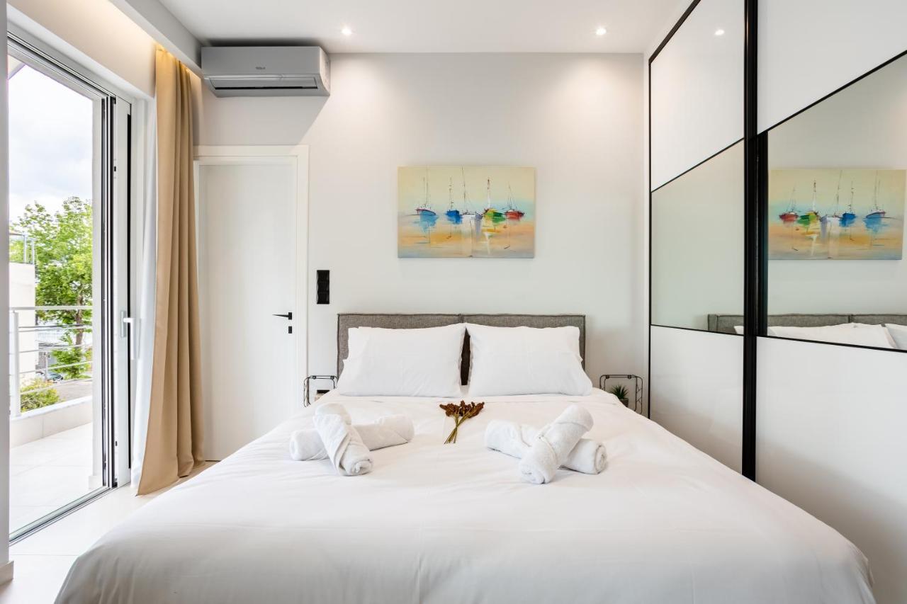 Black & White Marina Studio, Getaway Apartment