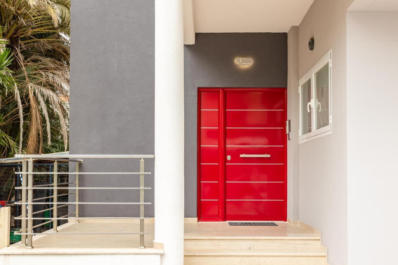 Black & White Marina Studio, Getaway Apartment Kalamata