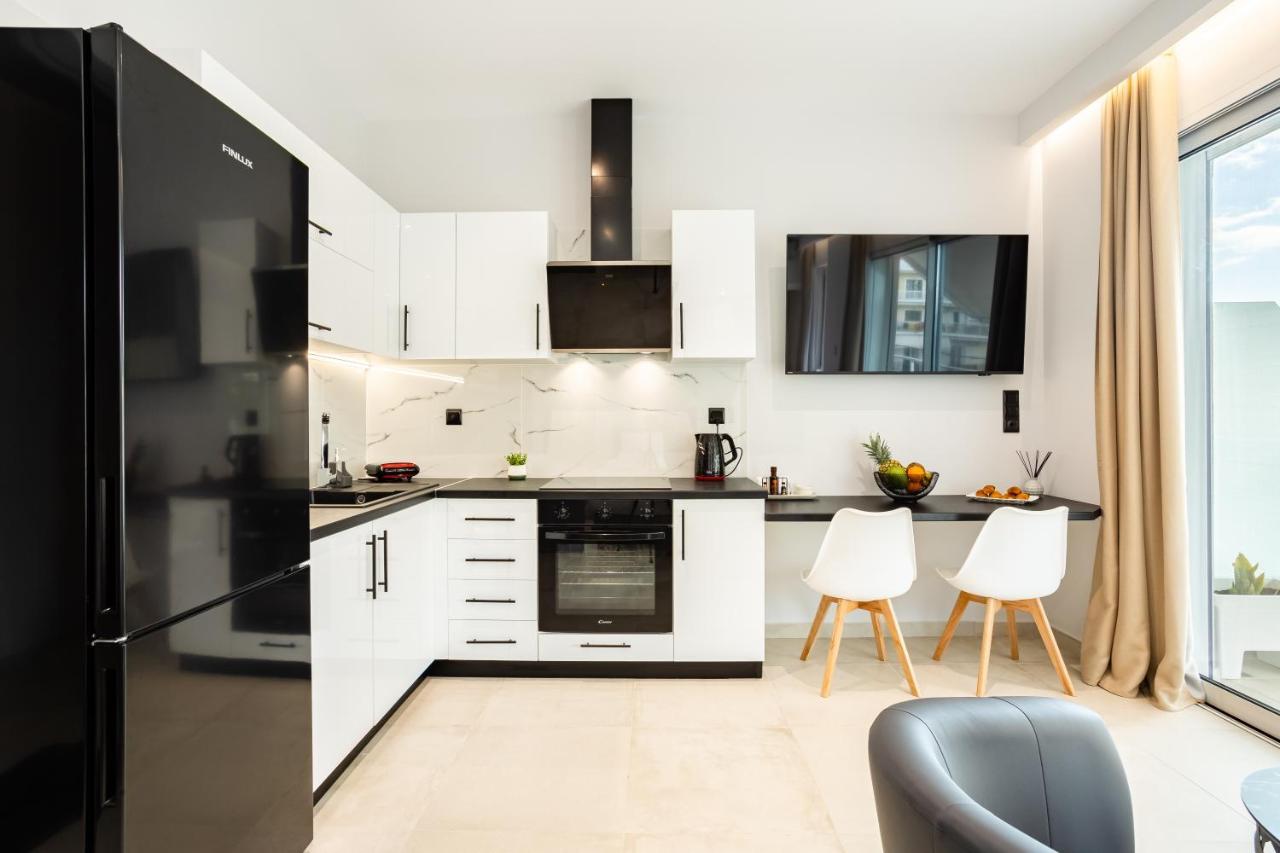 Black & White Marina Studio, Getaway Apartment *