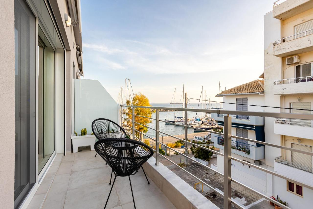 Black & White Marina Studio, Getaway Apartment Kalamata