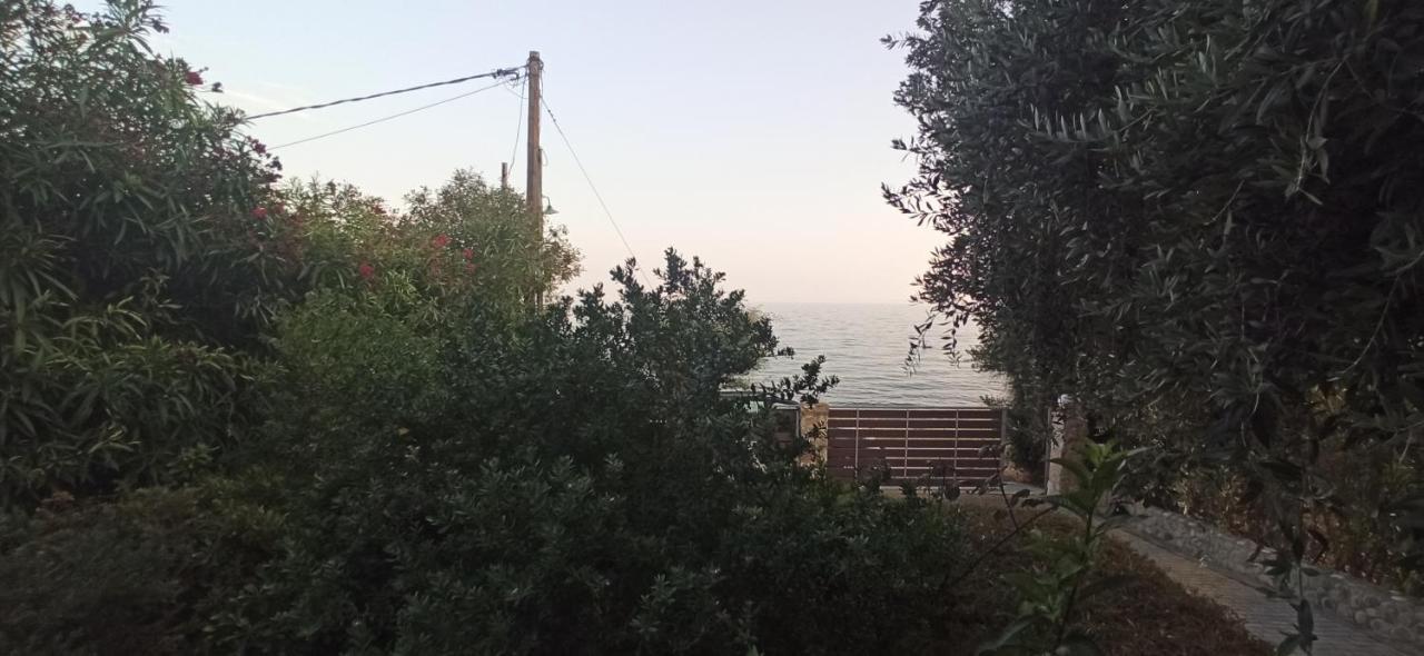 δίπλα στο κύμα -βeside The Wave Loutra Elevtheron