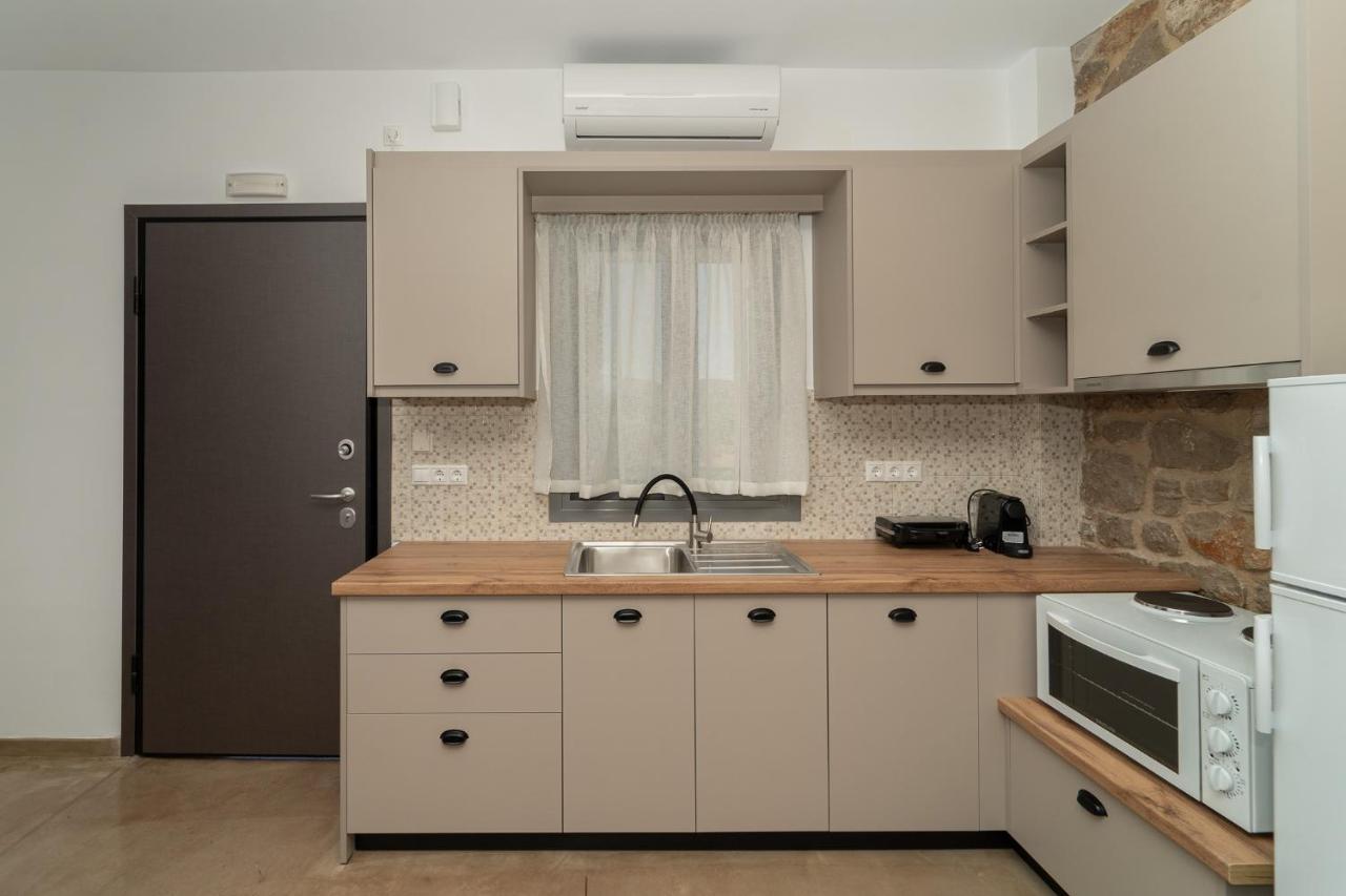 Lithos Hotel Finikounta