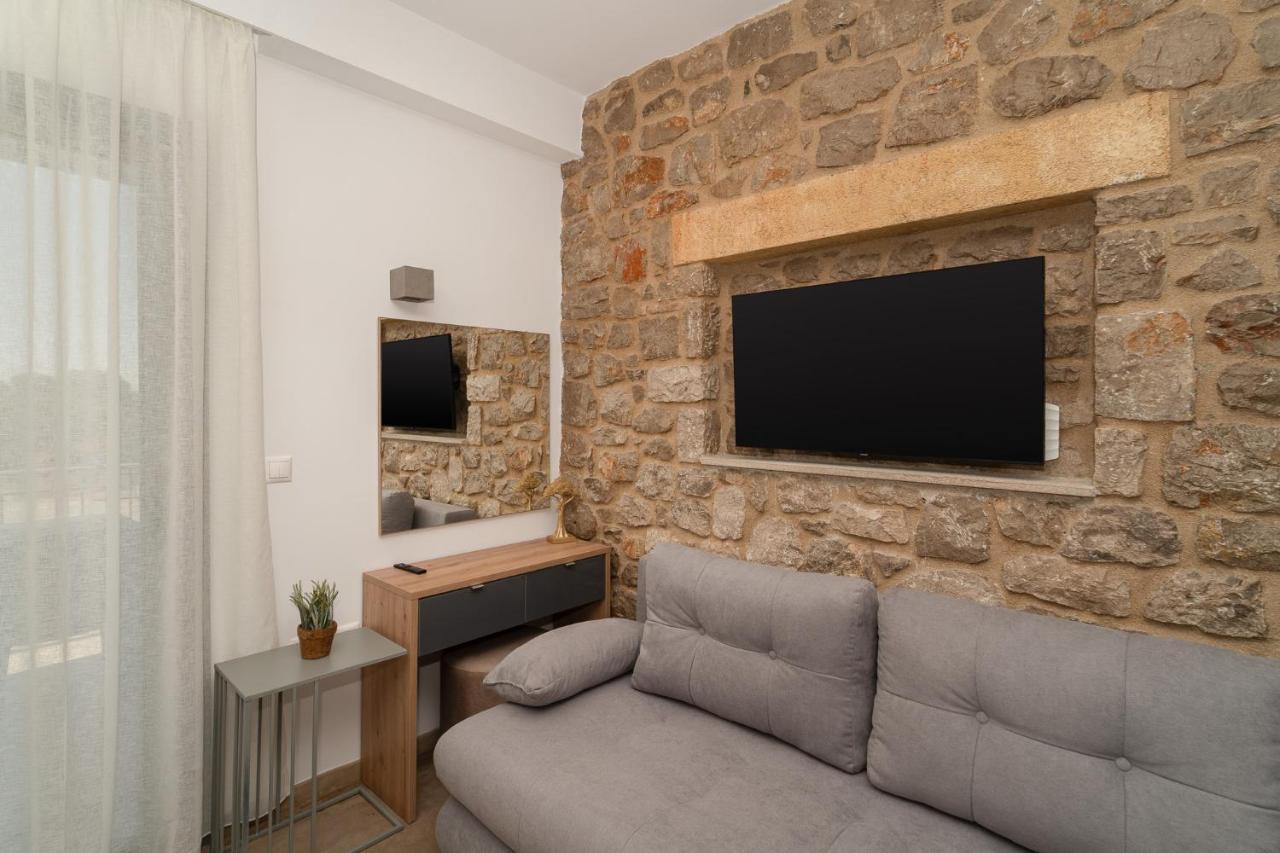 Lithos Finikounta