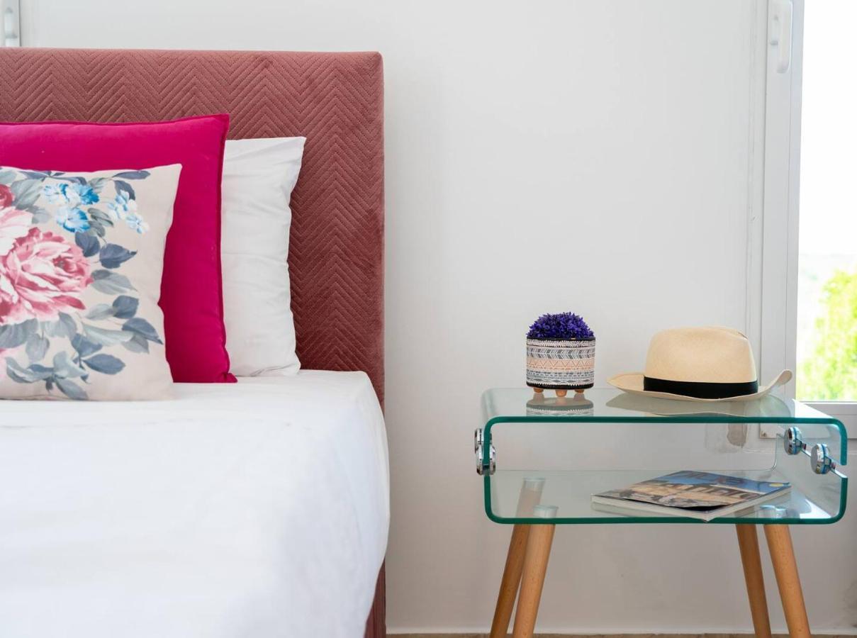 Santo Villa, A Riveting Group Sanctuary! Villa *