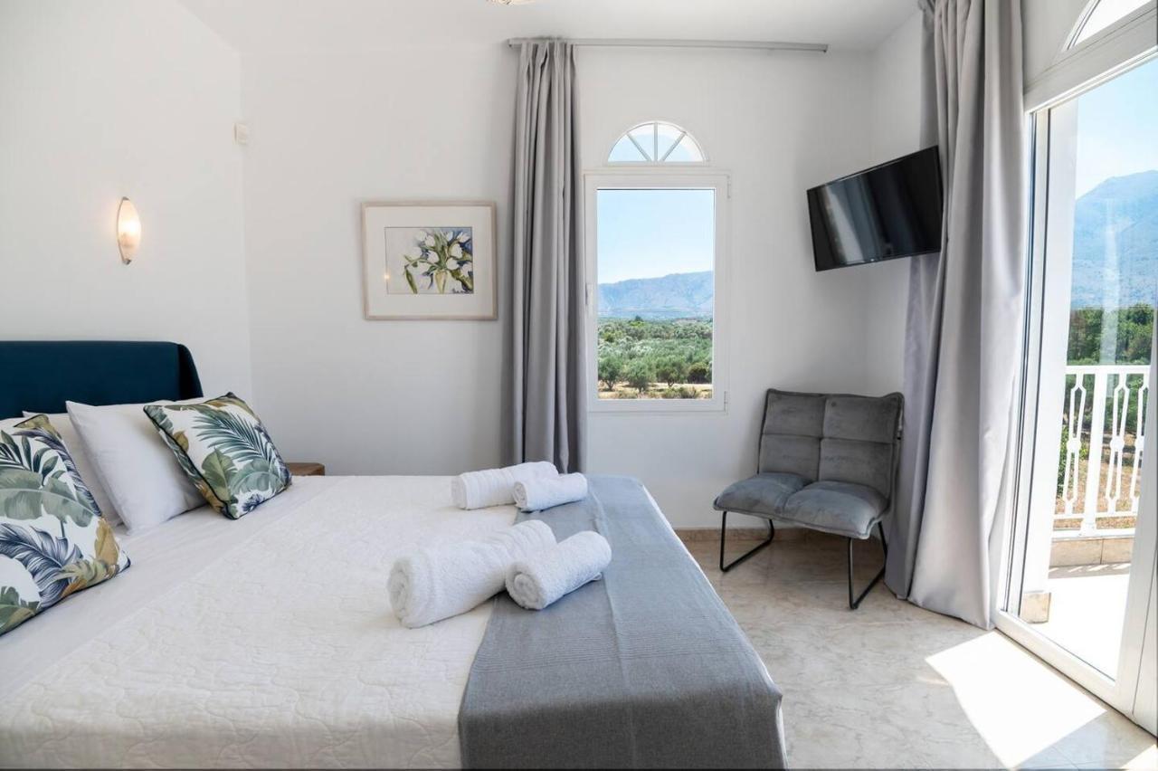 Santo Villa, A Riveting Group Sanctuary! Villa Paralia Kourna