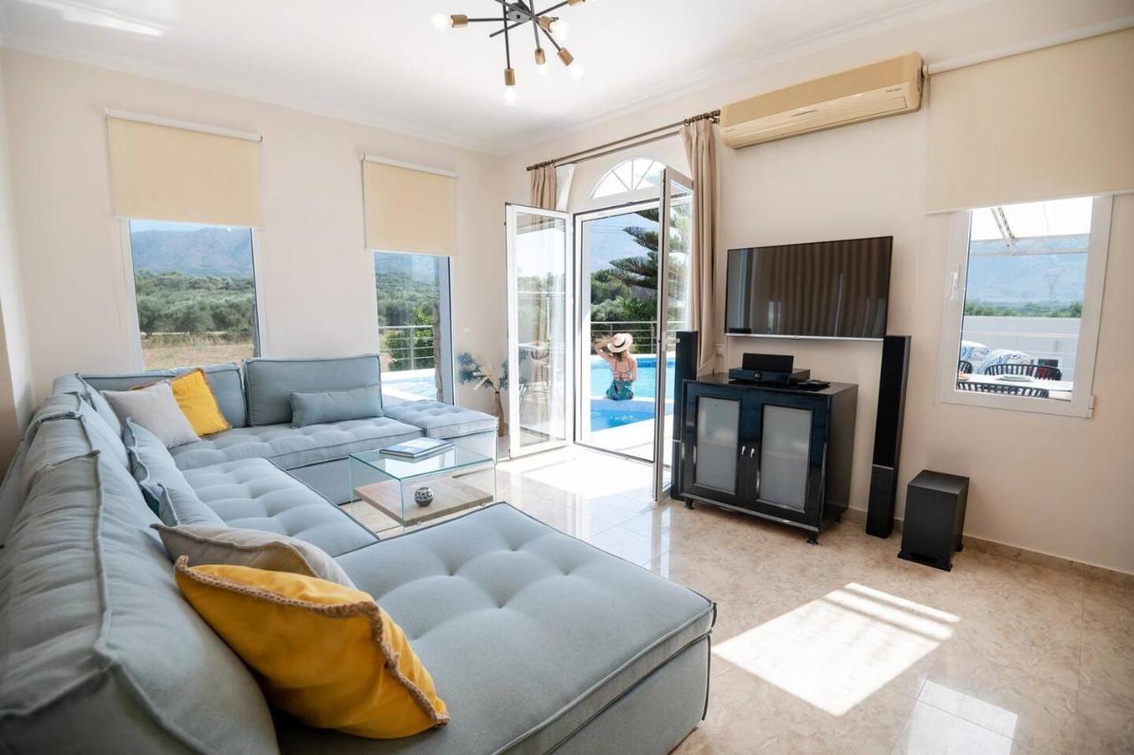 Santo Villa, A Riveting Group Sanctuary! Villa *