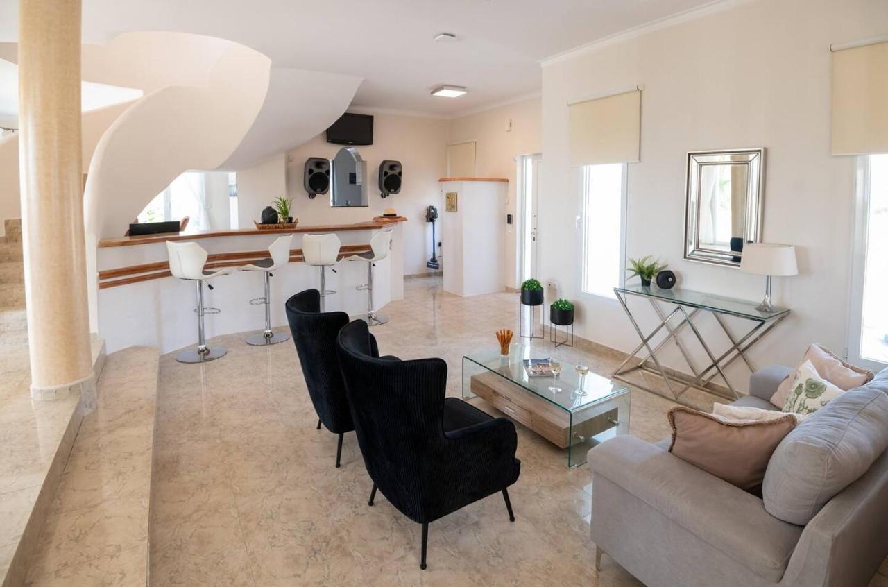 Santo Villa, A Riveting Group Sanctuary! Villa Paralia Kourna