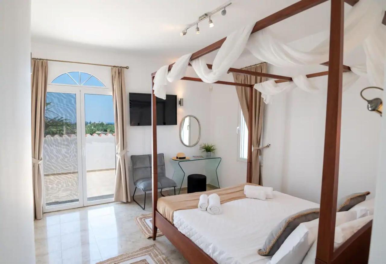 Santo Villa, A Riveting Group Sanctuary! *