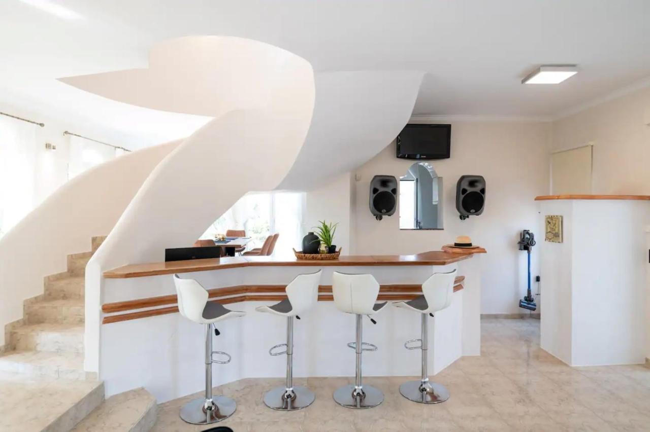 Villa Santo Villa, A Riveting Group Sanctuary! *