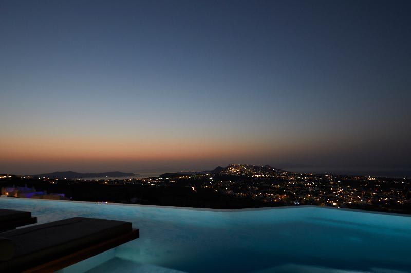 North Santorini - A Luxury Pyrgos Kallistis