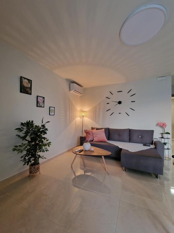 Apartment S N G/ View
