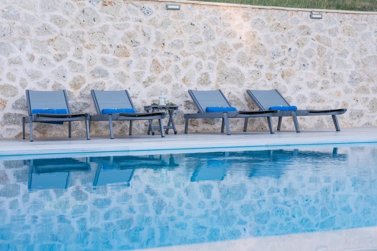 Topaz Agios Nikitas