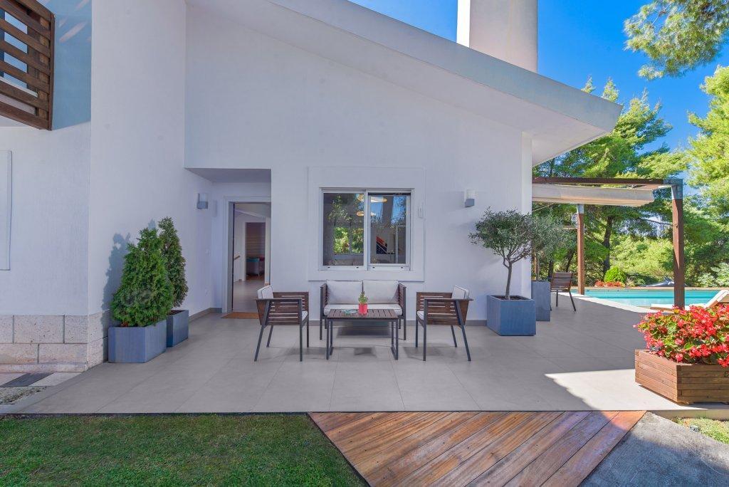 The White At Sani Apartment *
