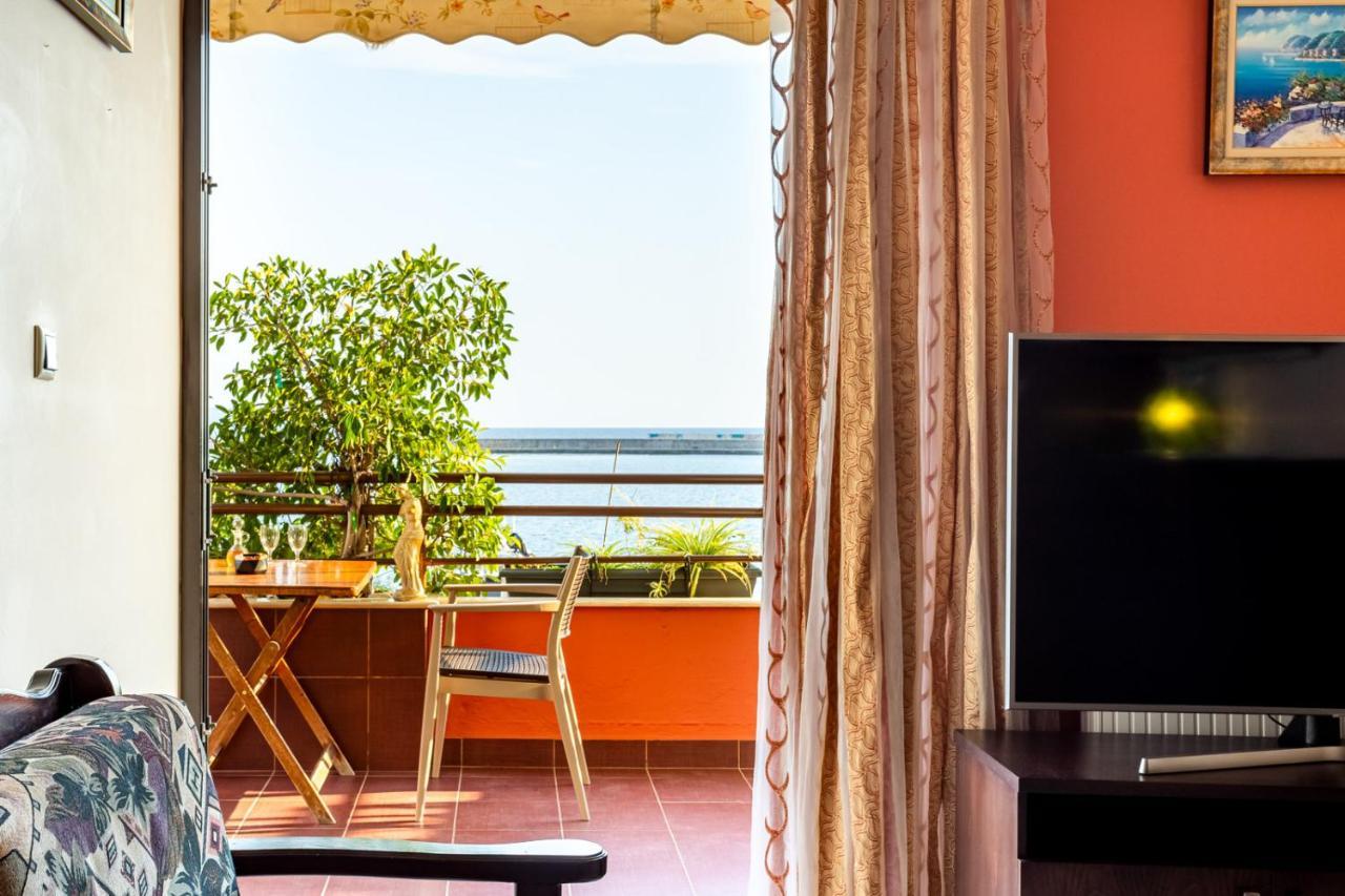 Grand Luxury Seafront Apartment Kalamata