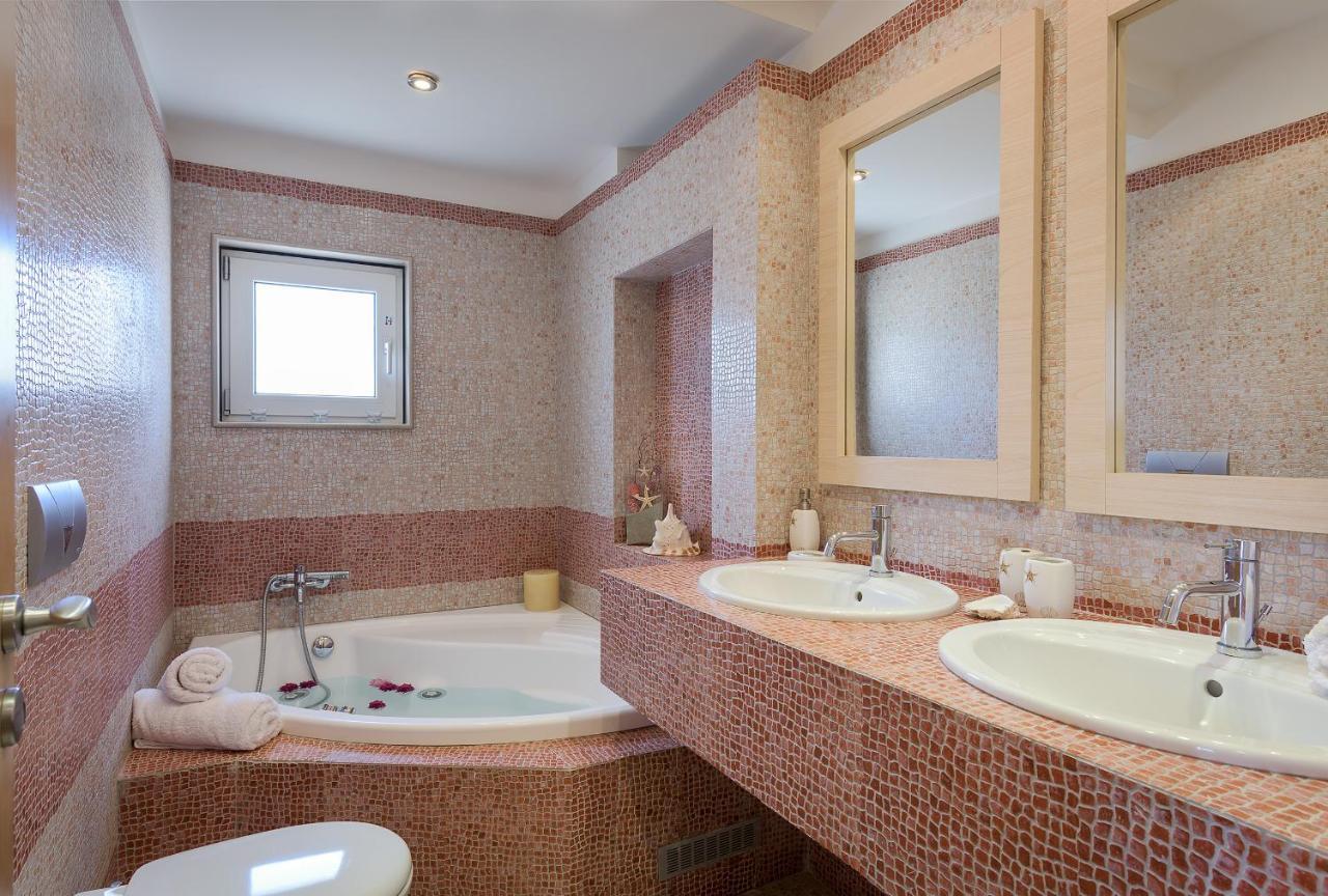 Villa Evergreen Seaside With Private Pool