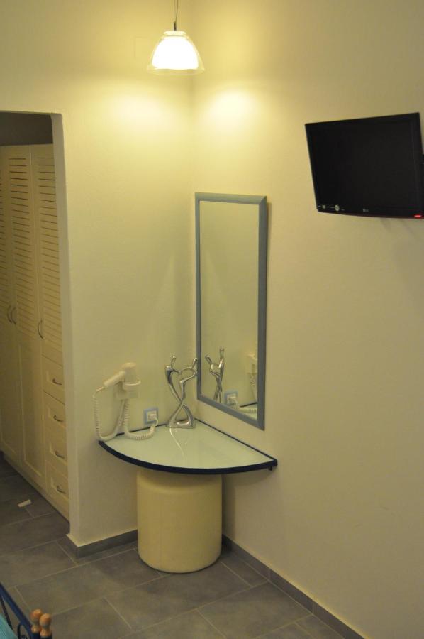Artemis Hotel *