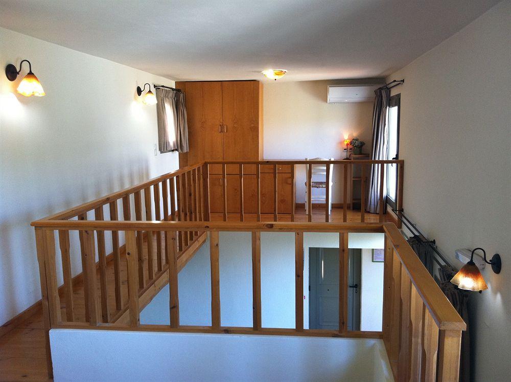 - Mourtzanakis Hotel Achlada