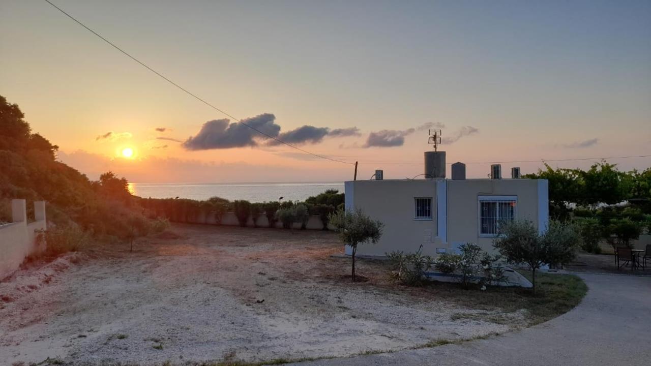 Beachfront Oleanders House In Skala *