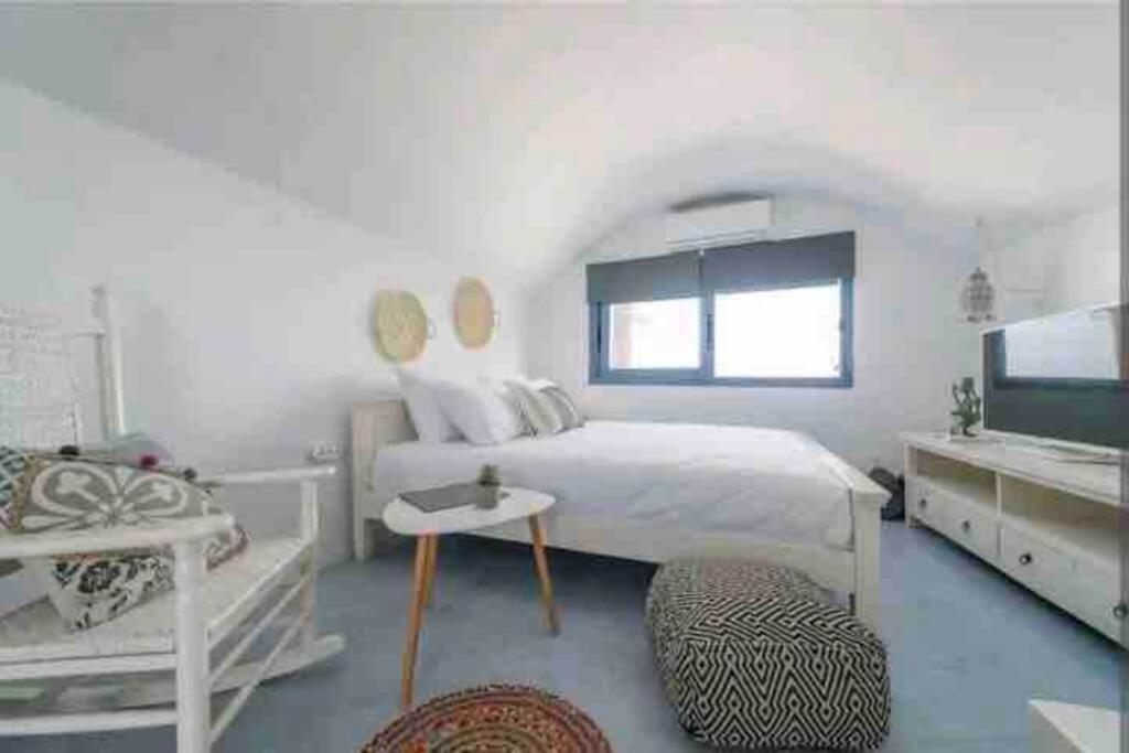 Jaccuzzi Romantic In Firostefani,sea View! Apartment *