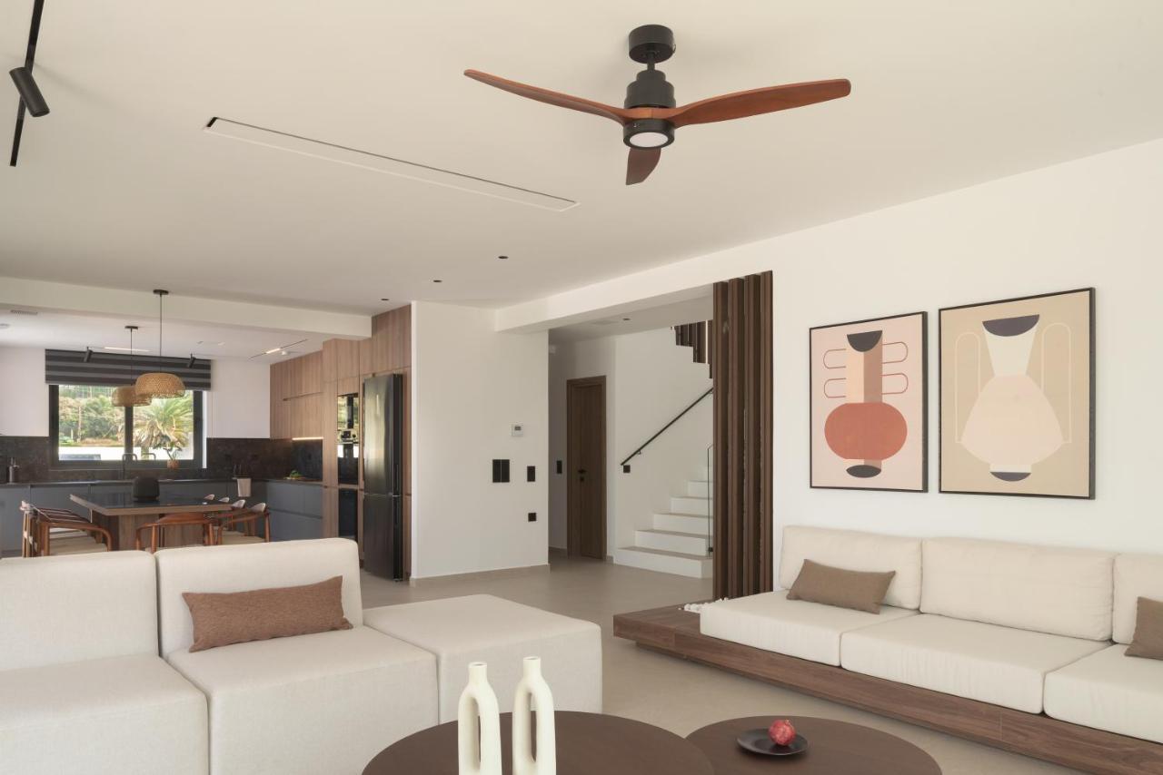 Asea Villa, Spectacular Right-on-the-beach Retreat, By Thinkvilla Villa Skaleta