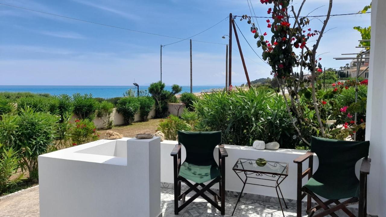 Beachfront Oleanders House In Skala