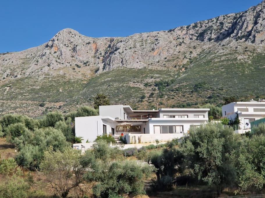 Zaverda - Tranquil Haven: Luxury With Private Pool *