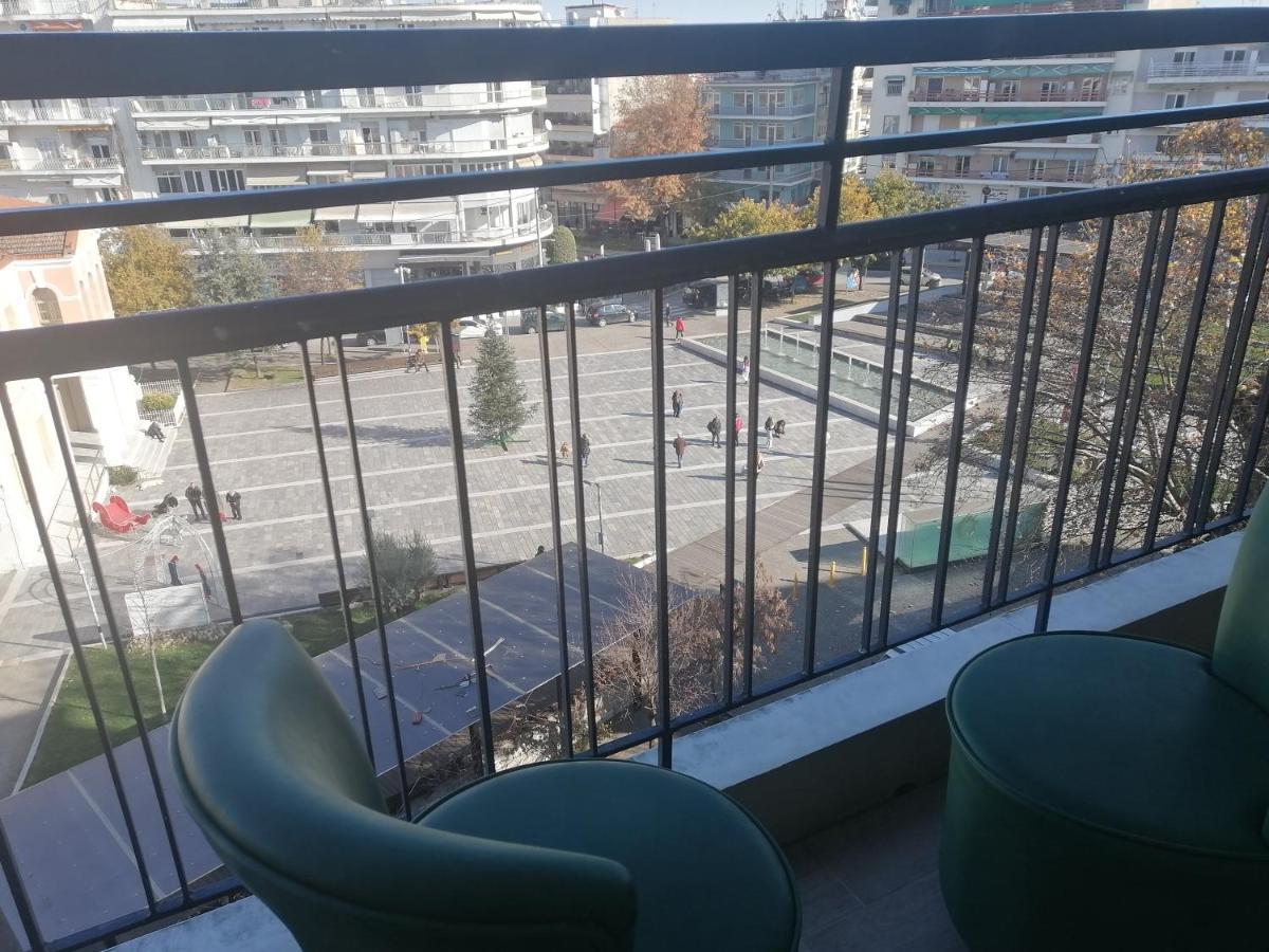Apartment On Clock Square D2