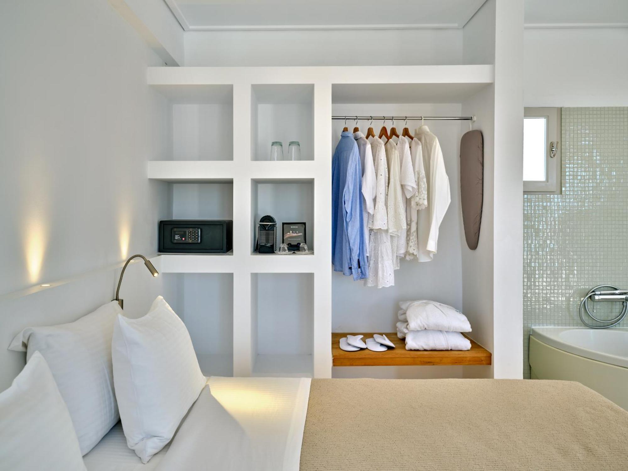 Kanale's & Hotel Naousa (Paros)