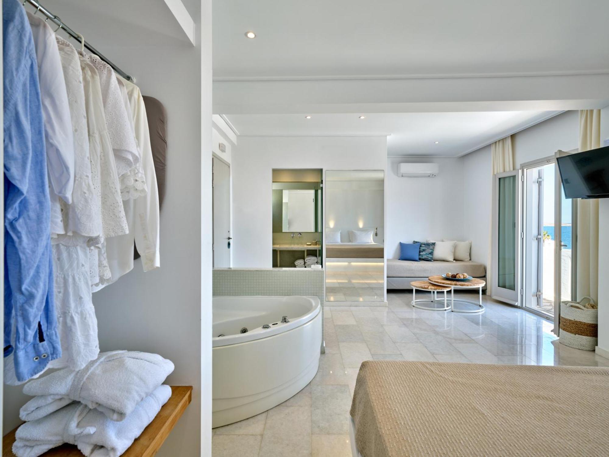 Kanale's & 4* Naousa (Paros)