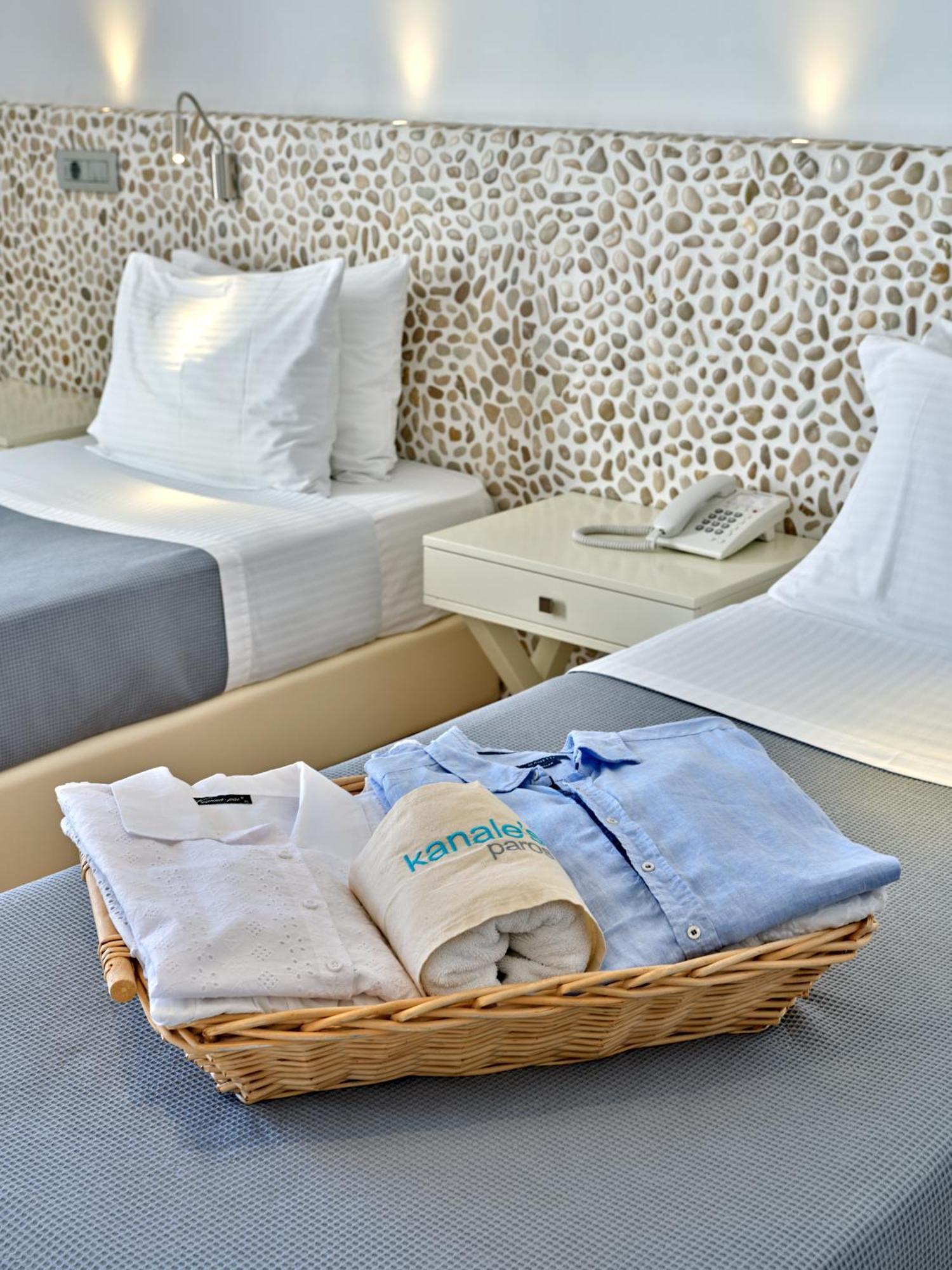 Kanale's & Hotel Naousa (Paros)
