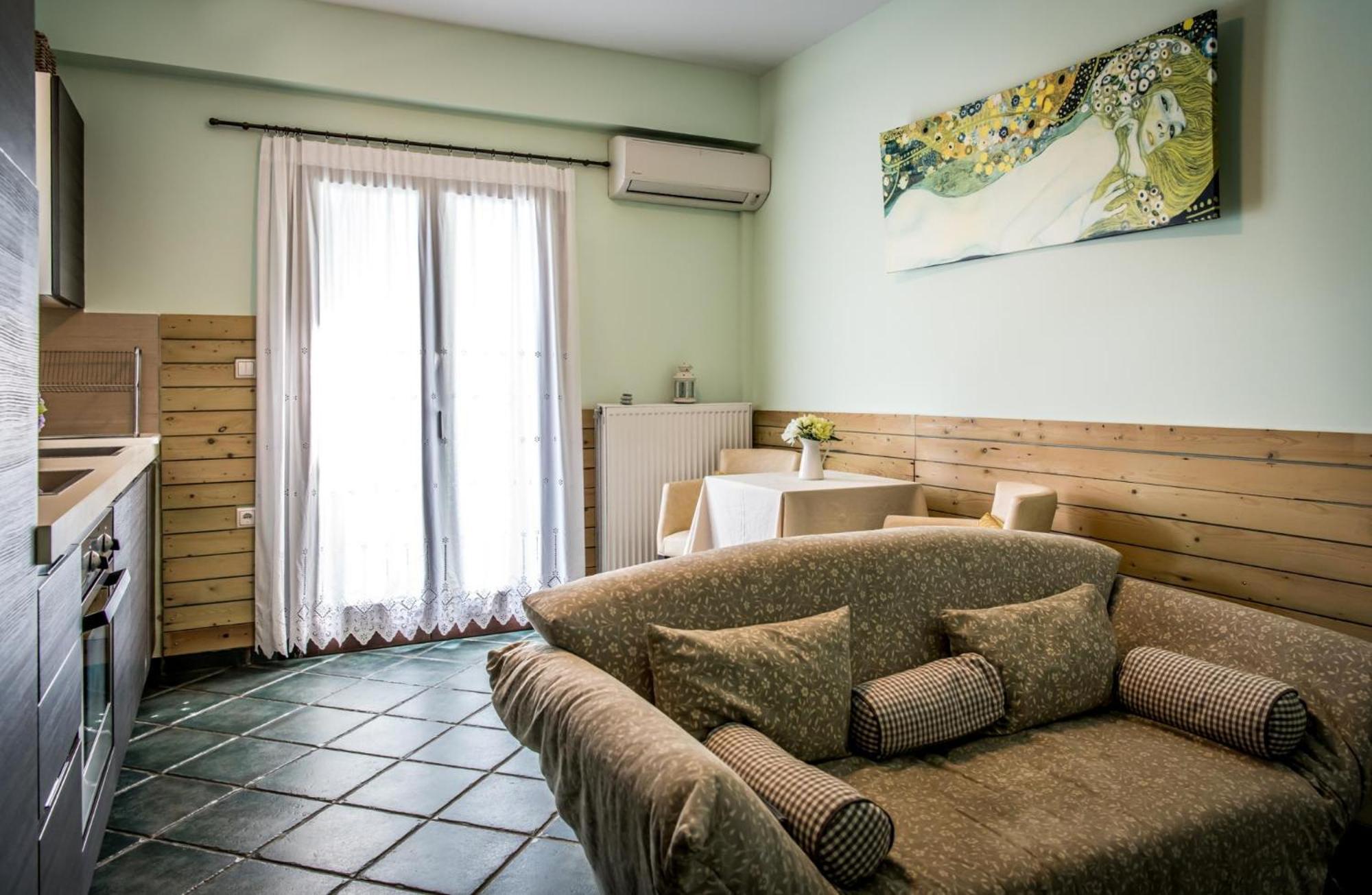 Nymfes Apartment *