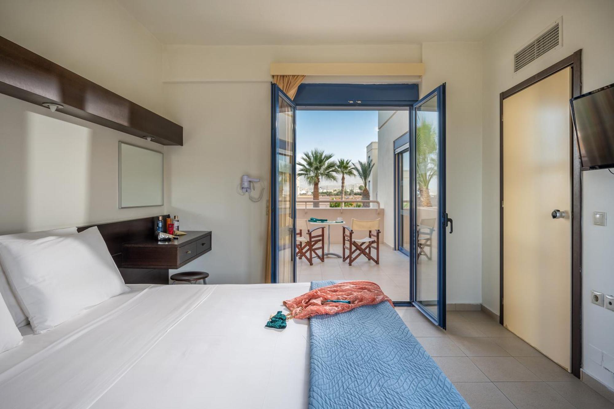 Hotel Meropi & 4*