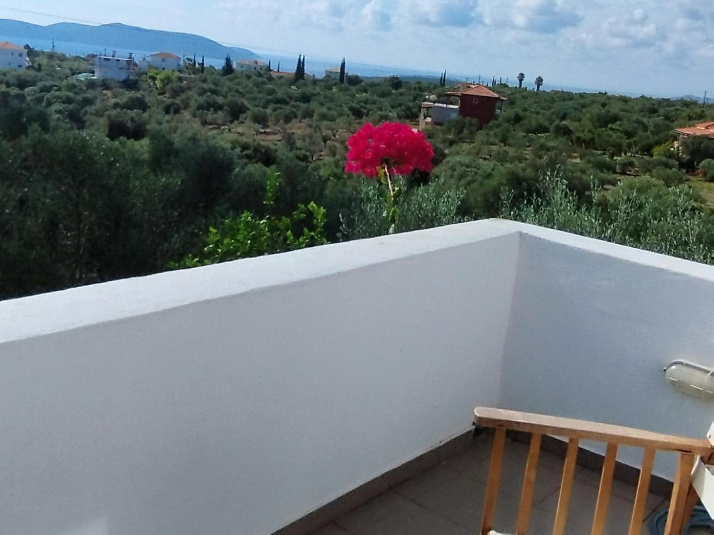 Villa Liofyto - Stylish With Views To Foinikounda Bay *