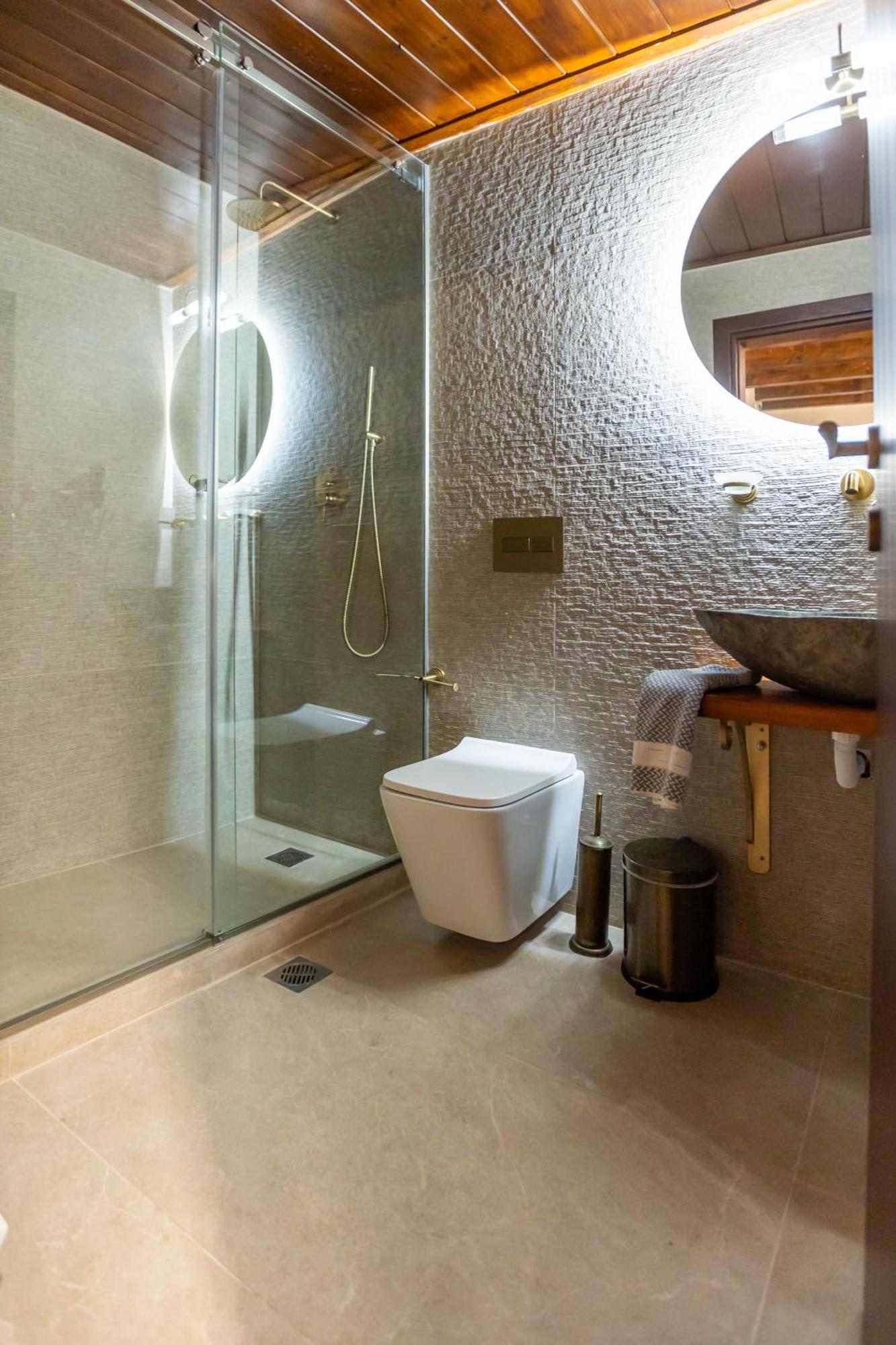 Lousios Guest house *