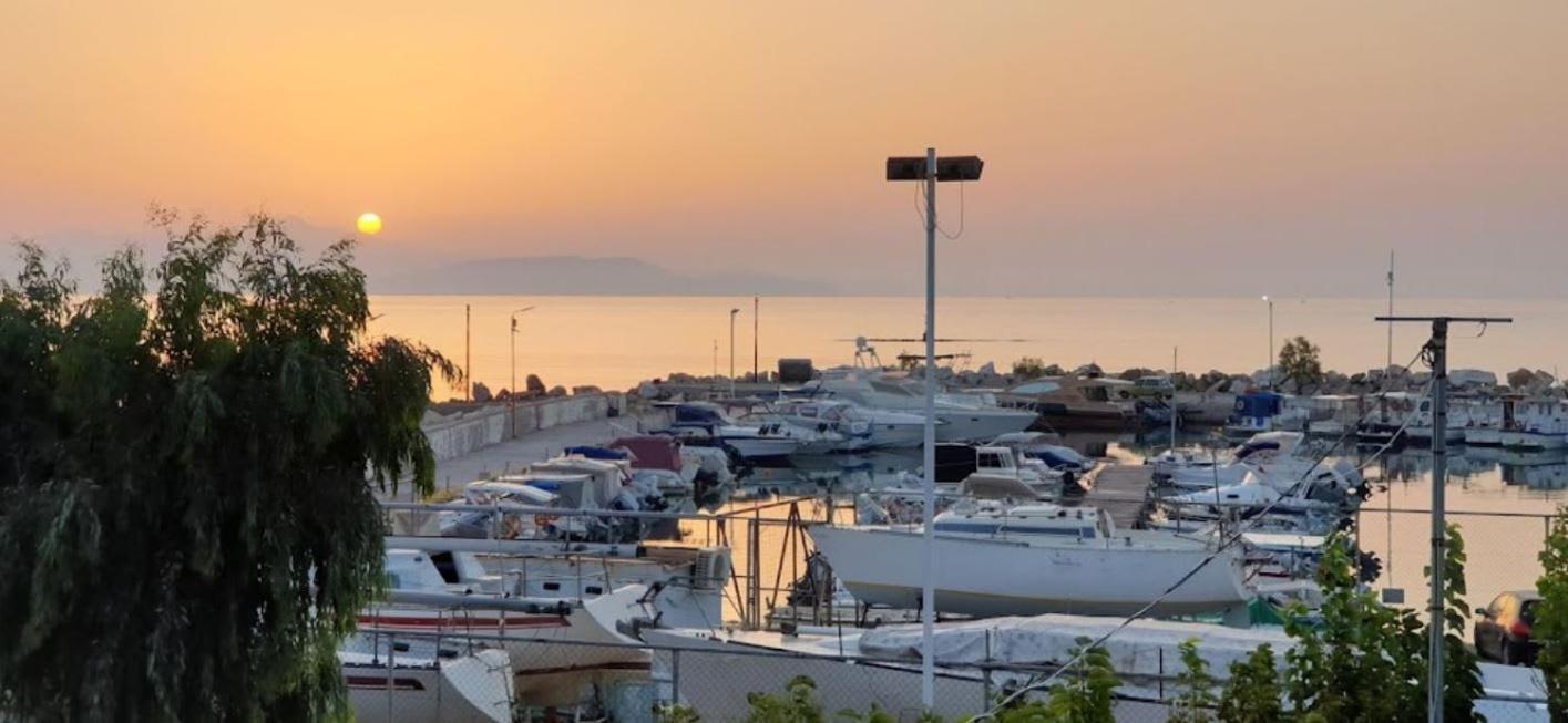 Apartment Beachfront Retreat - Peony Seabreeze Gem Artemida (Attica)