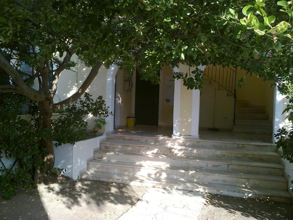 Front Salvanos Aparthotel