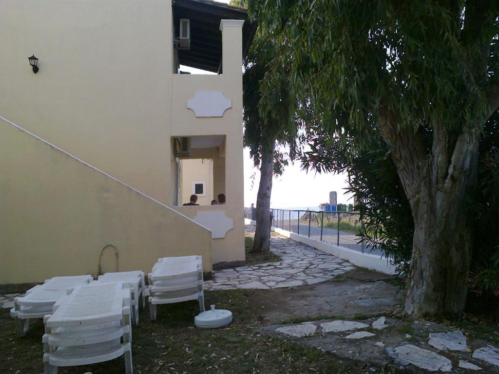 Front Salvanos 2* Acharavi (Corfu)