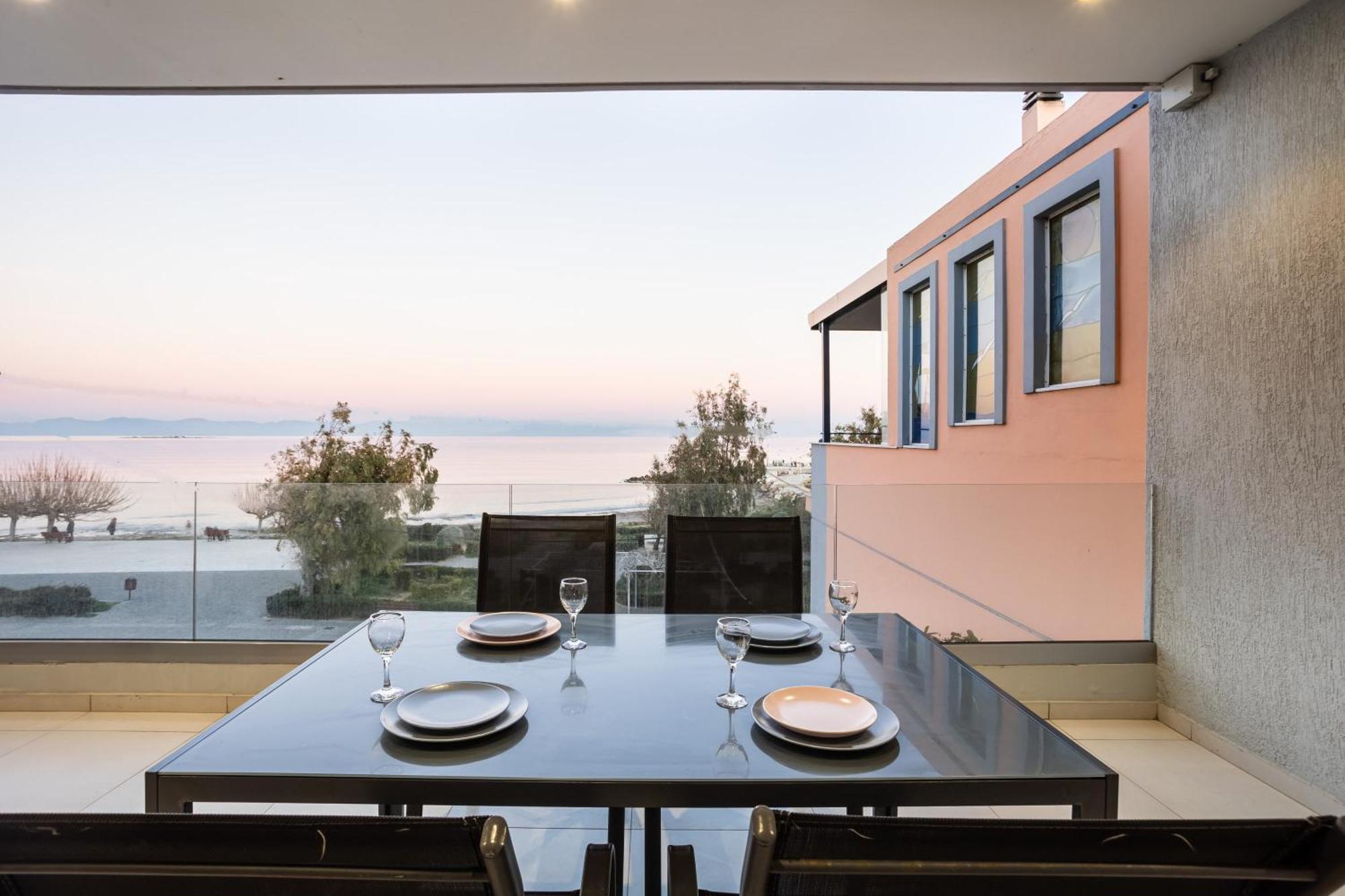 Beachfront Retreat - Peony Seabreeze Gem Apartment *