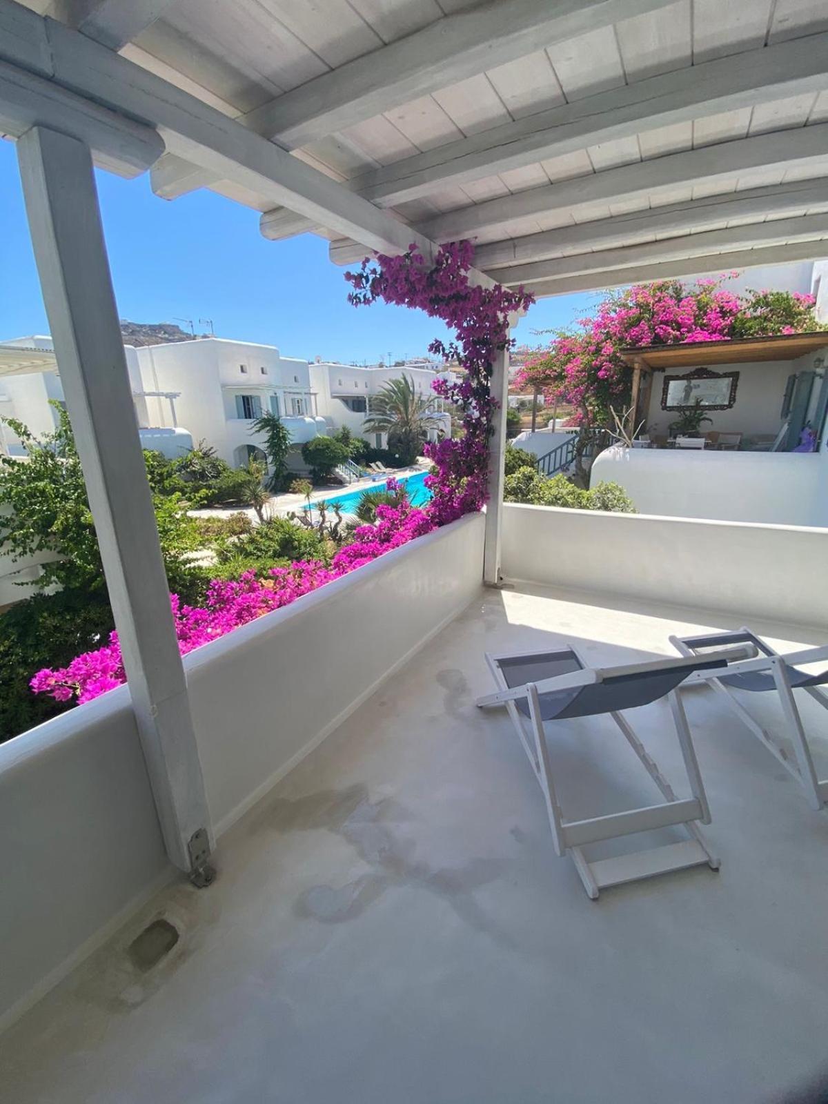 Mykonian Style W Shared Pool & Nighttime Security Guard Apartment
