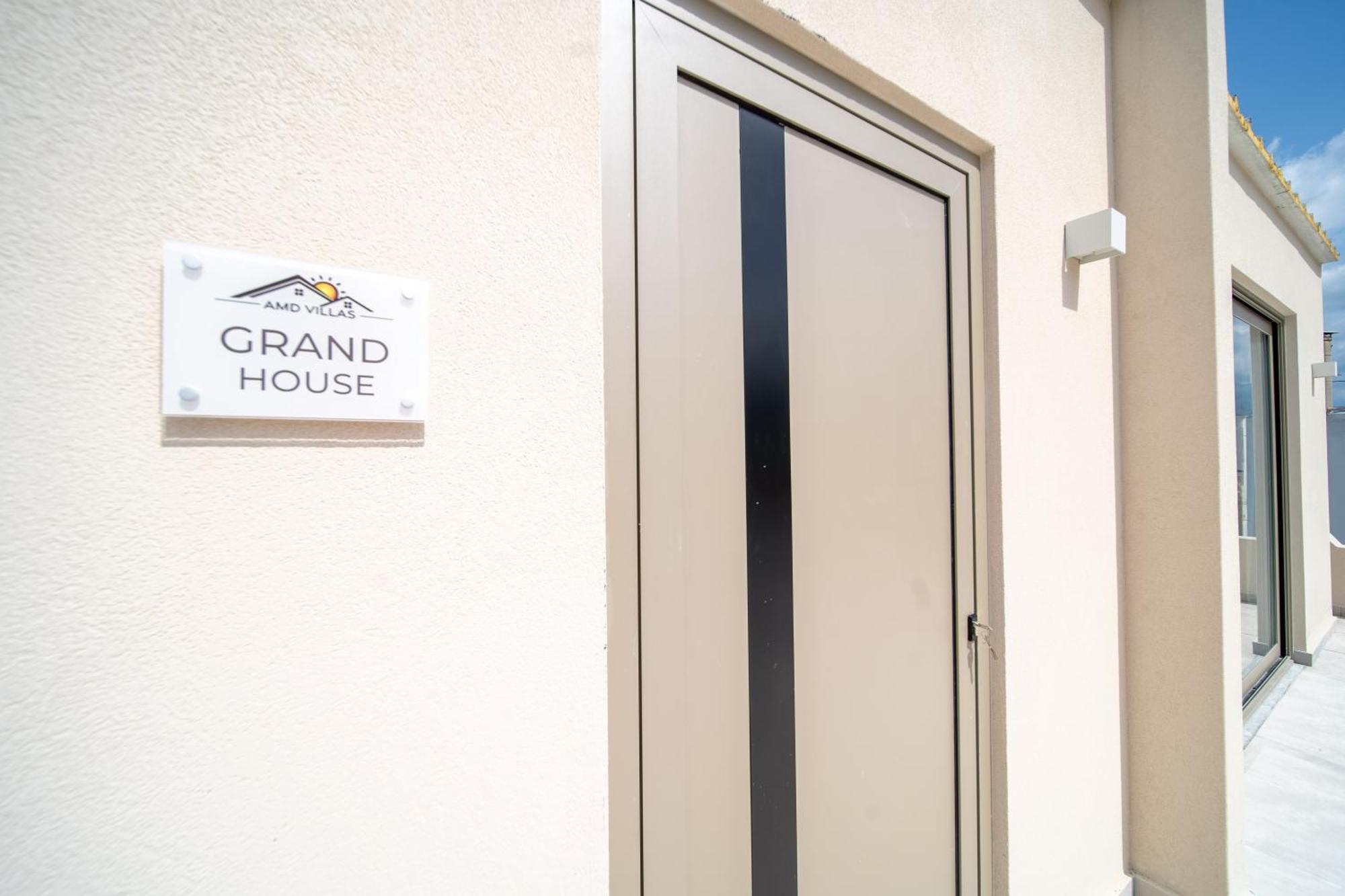 Grand House - Center - Sleeps 6 *