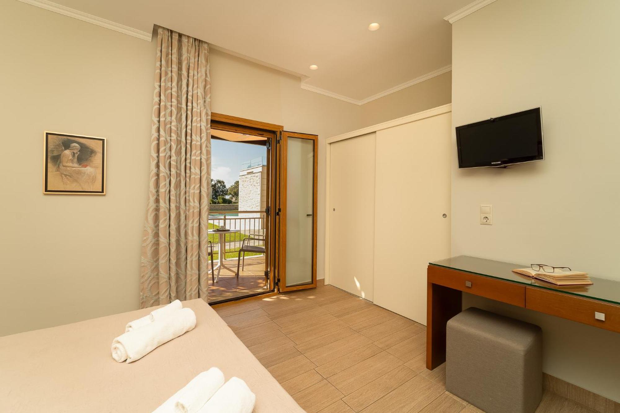 Niriides Luxury Villas 3*
